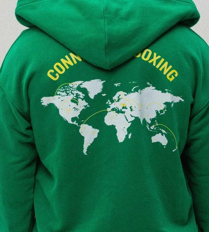 ФОТО. Усик потроллил россиян на презентации лимитированной коллекции одежды