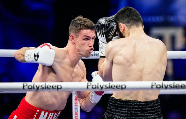 Бетербиев защитил три пояса, нокаутировав Каллума Смита в 7-м раунде Бетербиев защитил три пояса, нокаутировав Каллума Смита в 7-м раунде