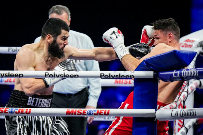 Бетербиев защитил три пояса, нокаутировав Каллума Смита в 7-м раунде Бетербиев защитил три пояса, нокаутировав Каллума Смита в 7-м раунде