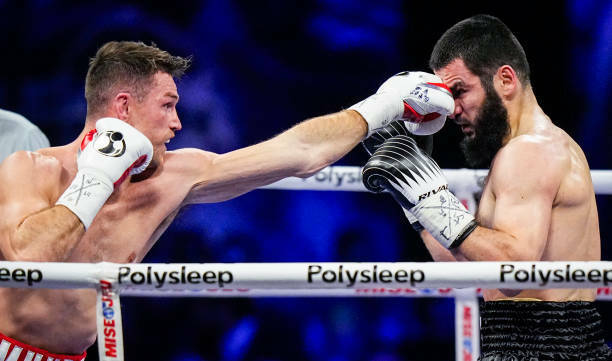 Бетербиев защитил три пояса, нокаутировав Каллума Смита в 7-м раунде Бетербиев защитил три пояса, нокаутировав Каллума Смита в 7-м раунде