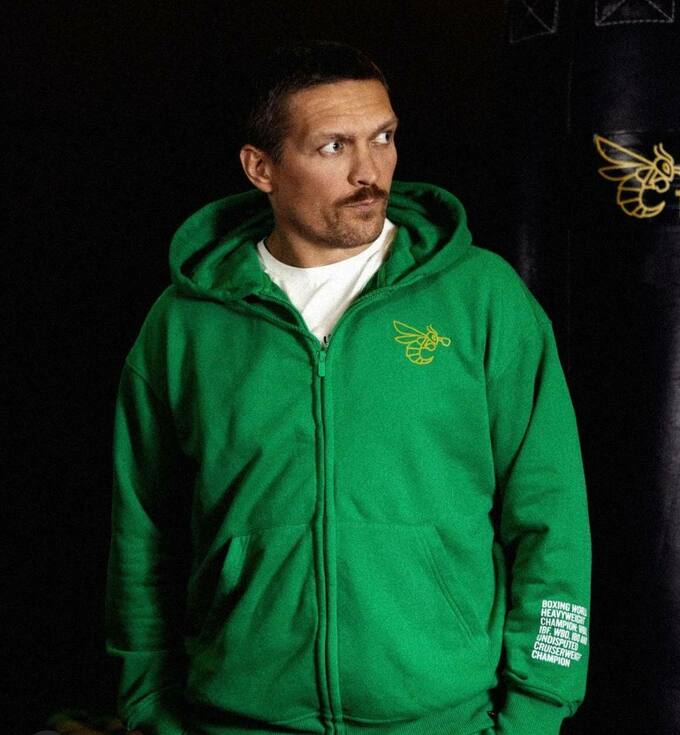 ФОТО. Усик потроллил россиян на презентации лимитированной коллекции одежды