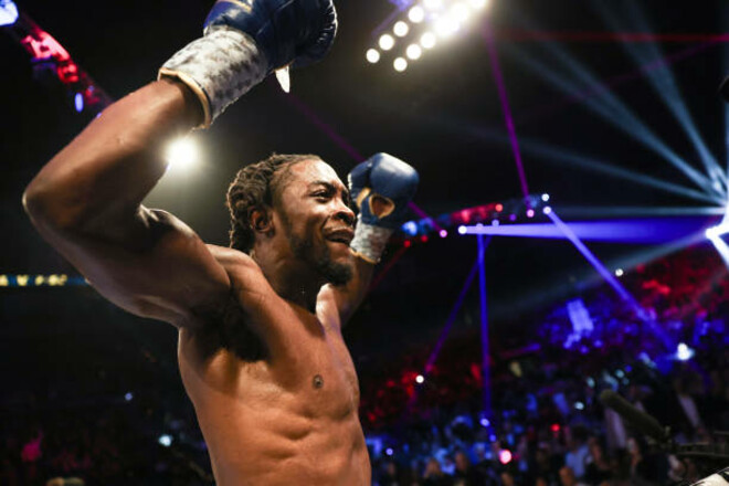 Кишон Дэвис уничтожил опытного Хосе Педрасу Кишон Дэвис уничтожил опытного Хосе Педрасу