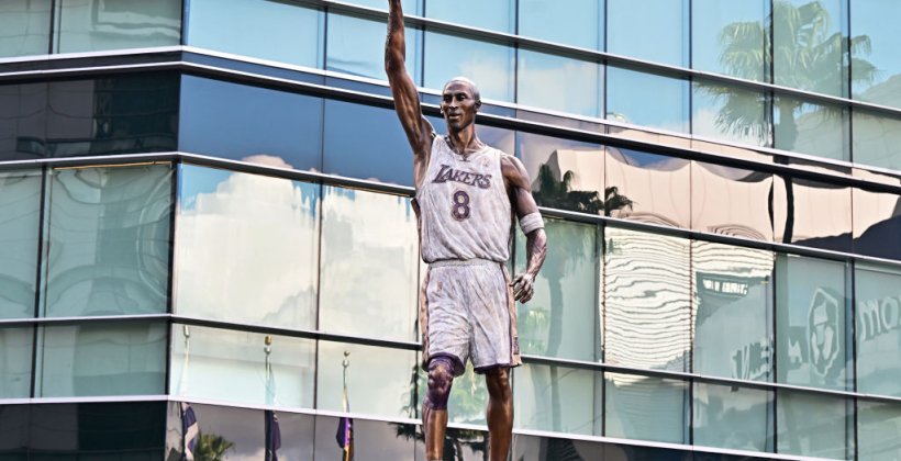Статую Коби Брайанта открыли на домашней арене Лейкерс Статую Коби Брайанта открыли на домашней арене Лейкерс
