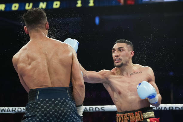 Тео Лопес сохранил титул WBO в равном бою против Джемейна Ортиса