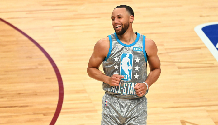 Стеф Карри обыграл Сабрину Ионеску в конкурсе трехочковых НБА