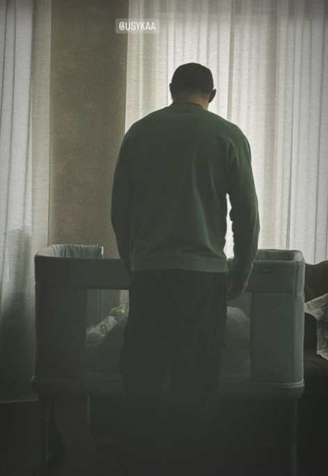 ФОТО. Усик первый раз увидел свою новорожденную дочь