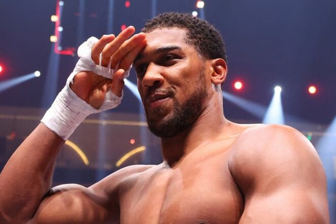 ФОТО. Джошуа после победы над Нганну встретился с легендарным футболистом ФОТО. Джошуа после победы над Нганну встретился с легендарным футболистом