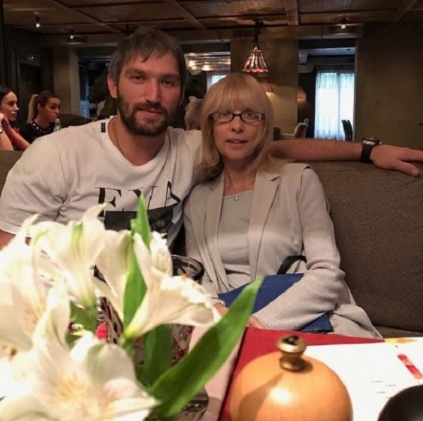 
                        «Думаю, побить рекорд Гретцки важно для всей России». Эксклюзивное интервью жены Александра Овечкина
                    