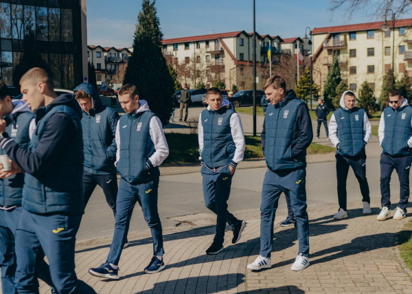 Ребров и Шевченко с футболистами сборной совершили традиционную прогулку перед игрой Украины против Исландии