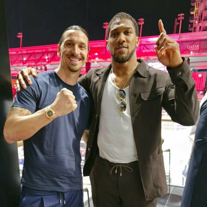 ФОТО. Джошуа после победы над Нганну встретился с легендарным футболистом ФОТО. Джошуа после победы над Нганну встретился с легендарным футболистом