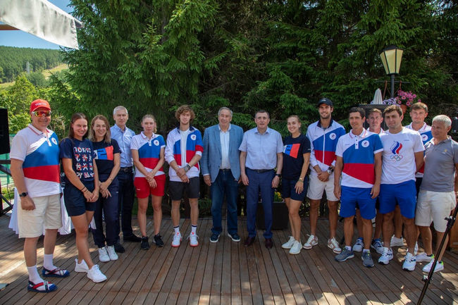 Иноагенты, бомжи, заложники. "Нейтральные" теннисисты, которые хотят на Олимпиаду, оказались в центре скандала в российском спорте