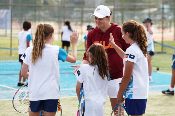 Беременная Эшли Барти посетила детское теннисное мероприятие в Австралии