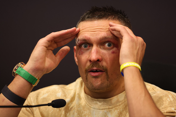 ФОТО. Усик пришел на пресс-конференцию в эксклюзивных часах. Какая цена?