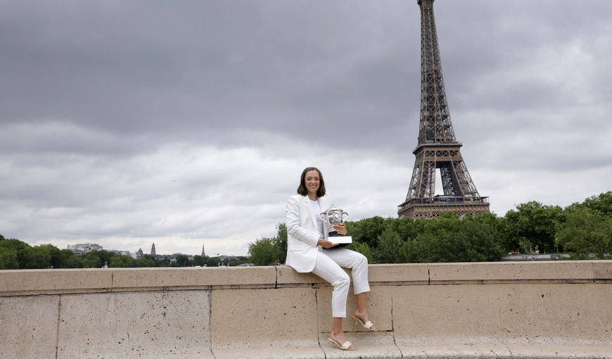 Фотосессия Иги Швёнтек с Кубком Сюзанн Ленглен в Париже (ФОТО)