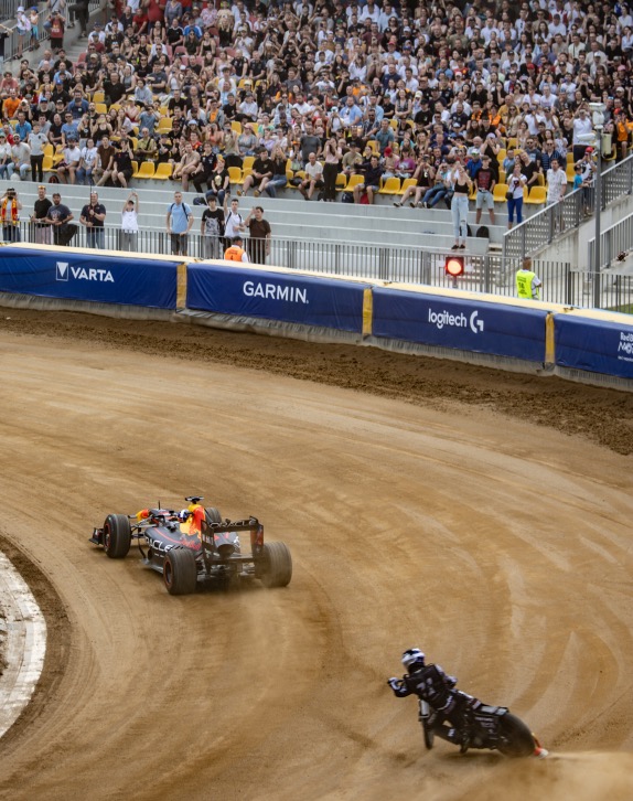 Култхард за рулём RB7 принял участие в необычных заездах