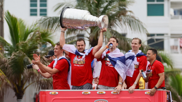 
                        Бобровский вышел с флагом России и выдал мощную речь! Как прошел чемпионский парад «Флориды»
                    