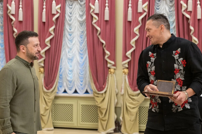 Усик сделал неожиданный подарок Зеленскому. Он отобрал его у Фьюри Усик сделал неожиданный подарок Зеленскому. Он отобрал его у Фьюри