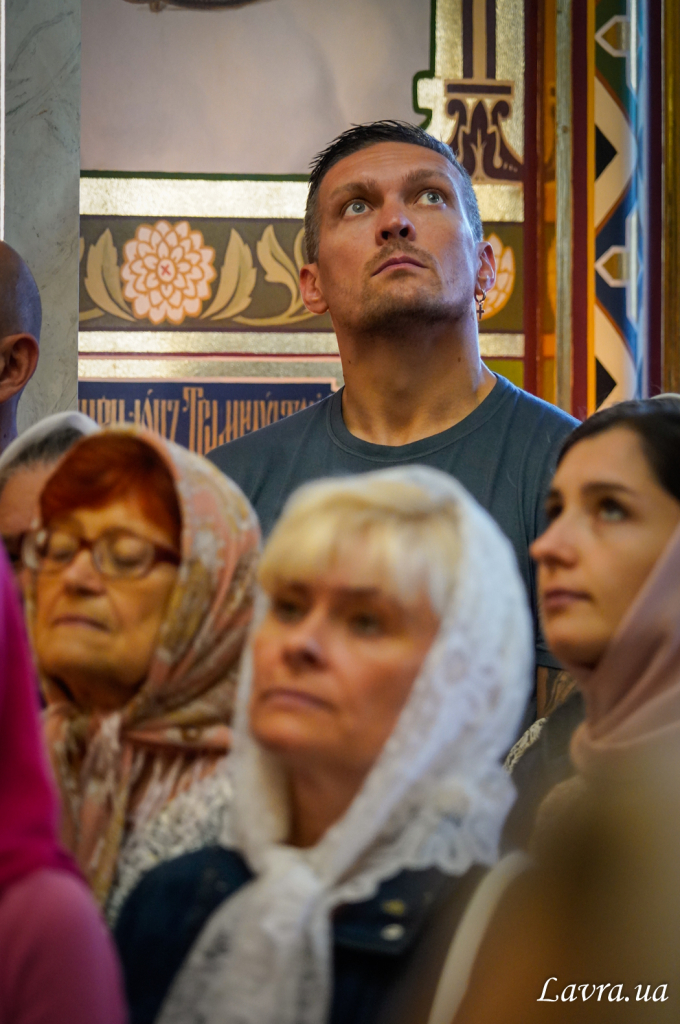 ФОТО. Усик посетил богослужение в церкви московского патриархата
