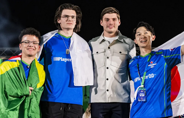 Ферстаппен посетил турнир по симрейсингу в Мадриде Ферстаппен посетил турнир по симрейсингу в Мадриде