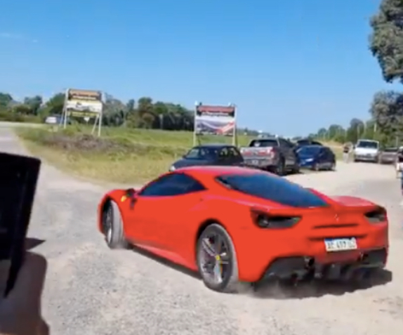 На родине в Аргентине Колапинто катается на Ferrari