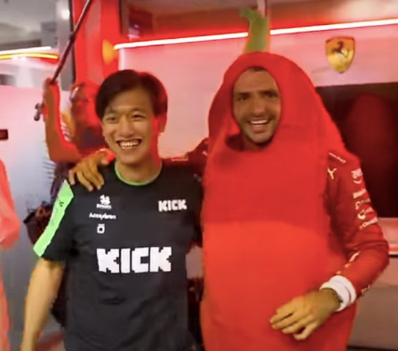 Гонщики играют в «Тайного Санту» и им весело!