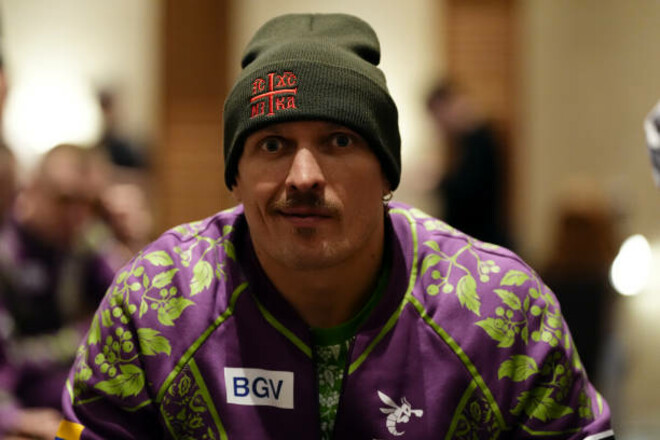 Коту подарили кота. Болельщики встретили Усика оригинальным подарком Коту подарили кота. Болельщики встретили Усика оригинальным подарком