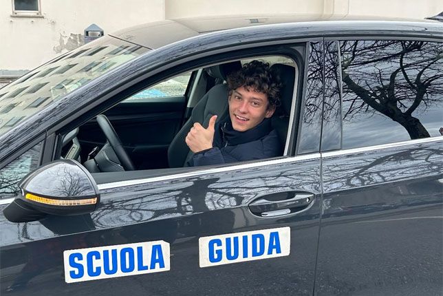 Кими Антонелли сдал экзамен на водительские права Кими Антонелли сдал экзамен на водительские права