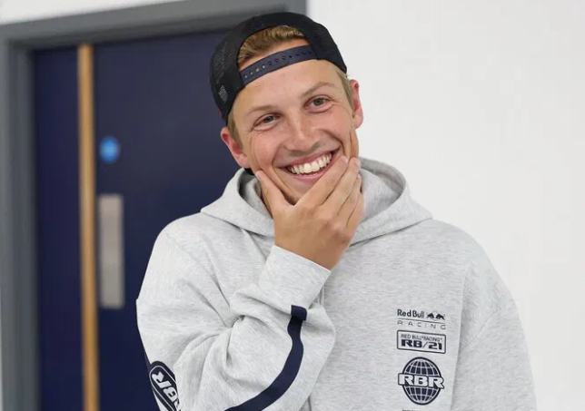 Лоусон прошёл подгонку сиденья на базе в Милтон-Кинсе Лоусон прошёл подгонку сиденья на базе в Милтон-Кинсе