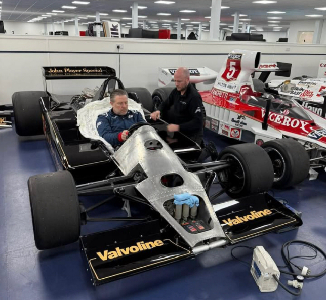 Зак Браун прошёл подгонку сиденья в… Lotus и Williams Зак Браун прошёл подгонку сиденья в… Lotus и Williams