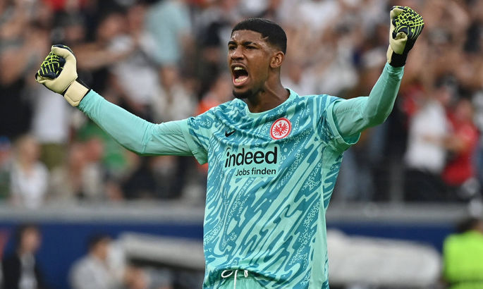 Голкипер Айнтрахта получил травму. Известно, как он выбыл Голкипер Айнтрахта получил травму. Известно, как он выбыл