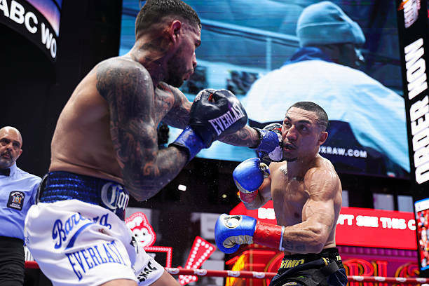 Лопес разобрался с Барбосой. Один из лучших поединков Теофимо