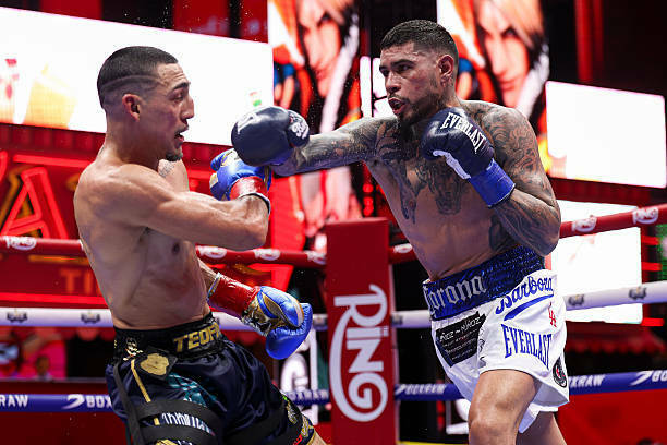 Лопес разобрался с Барбосой. Один из лучших поединков Теофимо