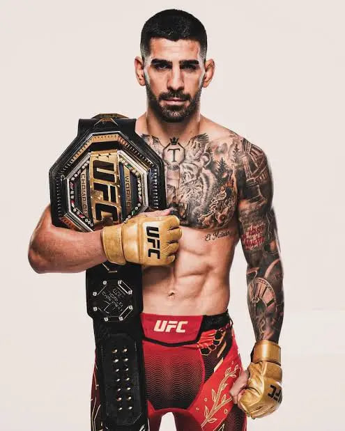 Топурия нокаутировал Оливейру и стал чемпионом UFC