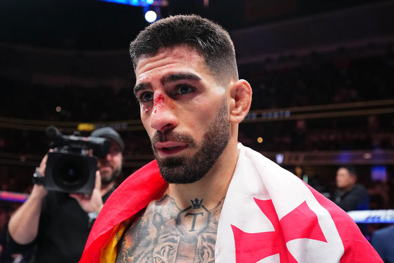 Топурия нокаутировал Оливейру и стал чемпионом UFC