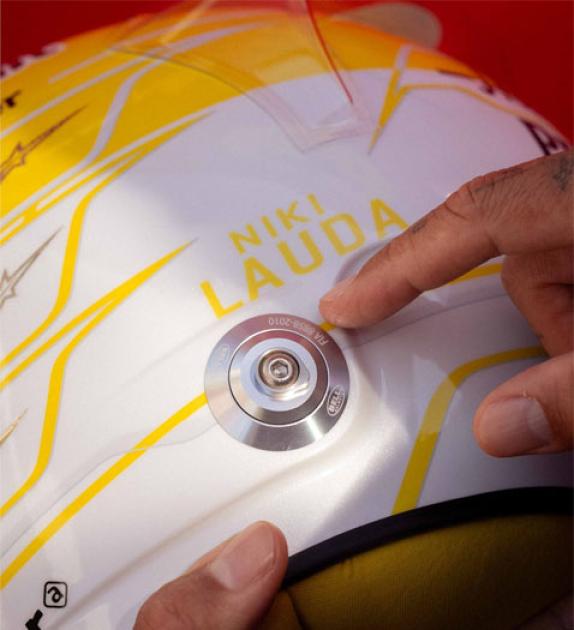 Льюис Хэмилтон представил шлем для Гран При Италии