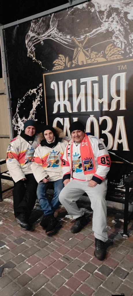 Во время матча лидеров ЧУ по хоккею почтили погибшего фаната чемпионов Во время матча лидеров ЧУ по хоккею почтили погибшего фаната чемпионов