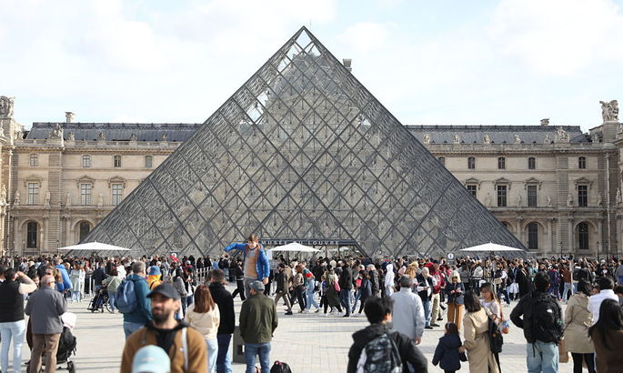 Спокойно ждали своей очереди. Четверых подозреваемых в ограблении Лувра задержали перед матчем чемпионата Франции Спокойно ждали своей очереди. Четверых подозреваемых в ограблении Лувра задержали перед матчем чемпионата Франции