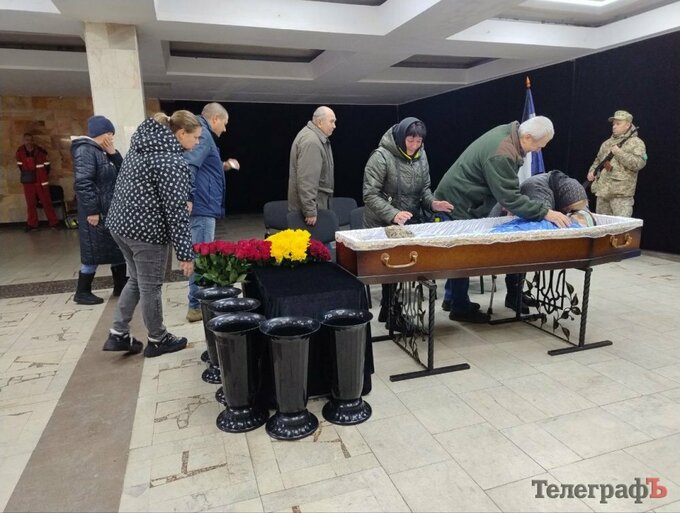 Во время матча лидеров ЧУ по хоккею почтили погибшего фаната чемпионов Во время матча лидеров ЧУ по хоккею почтили погибшего фаната чемпионов