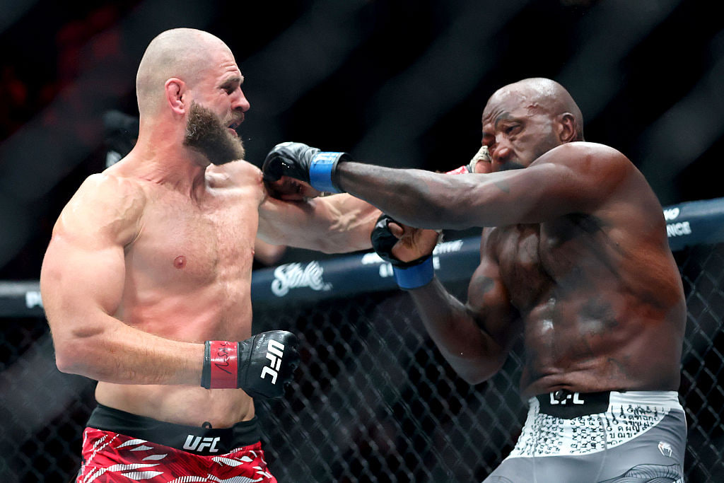 Прохазка нокаутировал Раунтри на UFC 320: обзор и анализ