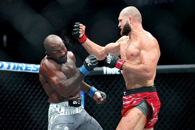 Прохазка нокаутировал Раунтри на UFC 320: обзор и анализ