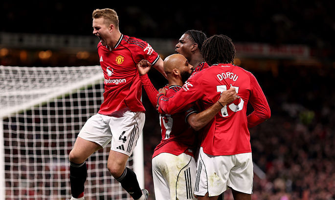 Манчестер Юнайтед готовит масштабную перестройку полузащиты ради экономии 1 млн фунтов в неделю Манчестер Юнайтед готовит масштабную перестройку полузащиты ради экономии 1 млн фунтов в неделю