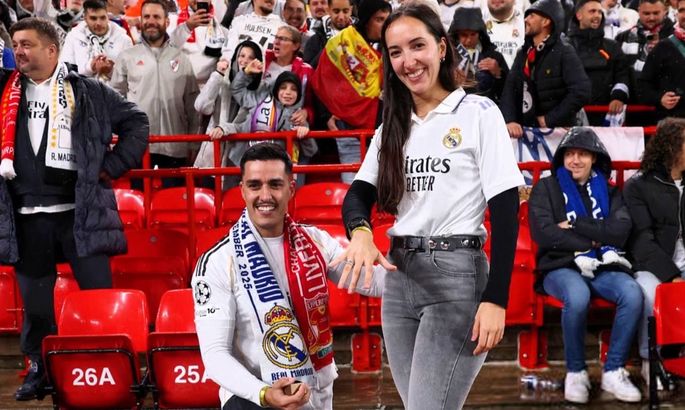 Поражение Реала – не помеха. Фанат мадридцев сделал предложение своей девушке на Энфилде. ФОТО Поражение Реала – не помеха. Фанат мадридцев сделал предложение своей девушке на Энфилде. ФОТО