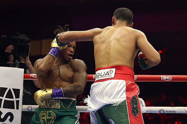 Бенавидес избил и нокаутировал Энтони Ярда, защитив титул чемпиона мира