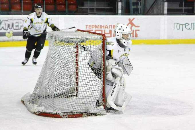 Склоним головы. Хоккейный вратарь погиб, пытаясь спасти раненого Склоним головы. Хоккейный вратарь погиб, пытаясь спасти раненого