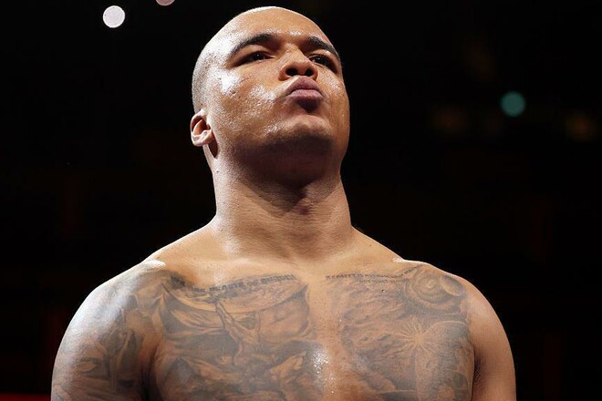 Усик получил вызов на бой от чемпиона мира. Тот сделал ему подарок Усик получил вызов на бой от чемпиона мира. Тот сделал ему подарок