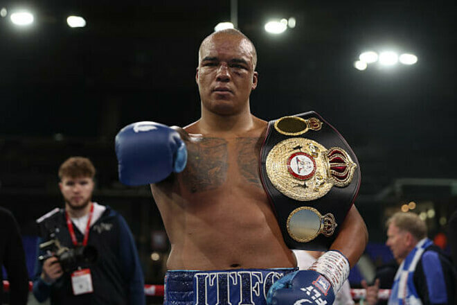 Усик может лишиться титула WBO из-за отказа от боя с Уордли