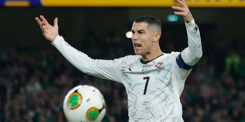 Португалия просит ФИФА смягчить наказание для Роналду