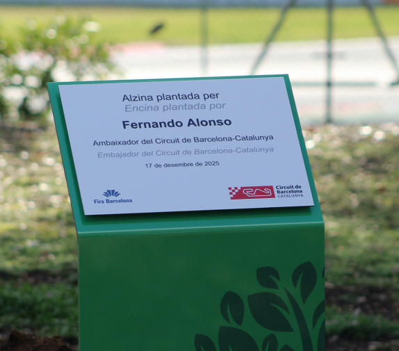 Фернандо Алонсо посадил дерево у автодрома в Барселоне