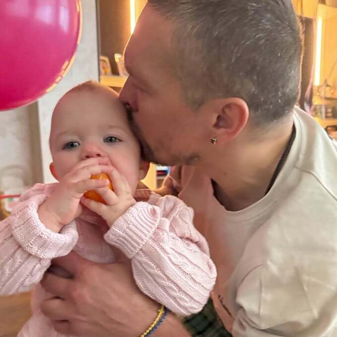 ФОТО. Жена Усика показала редкостные семейные кадры