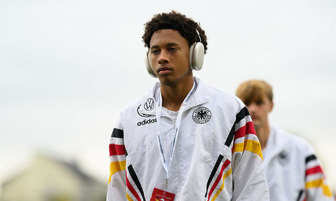 Бавария стремится продлить контракт с 16-летним талантом, которым интересуются клубы АПЛ Бавария стремится продлить контракт с 16-летним талантом, которым интересуются клубы АПЛ